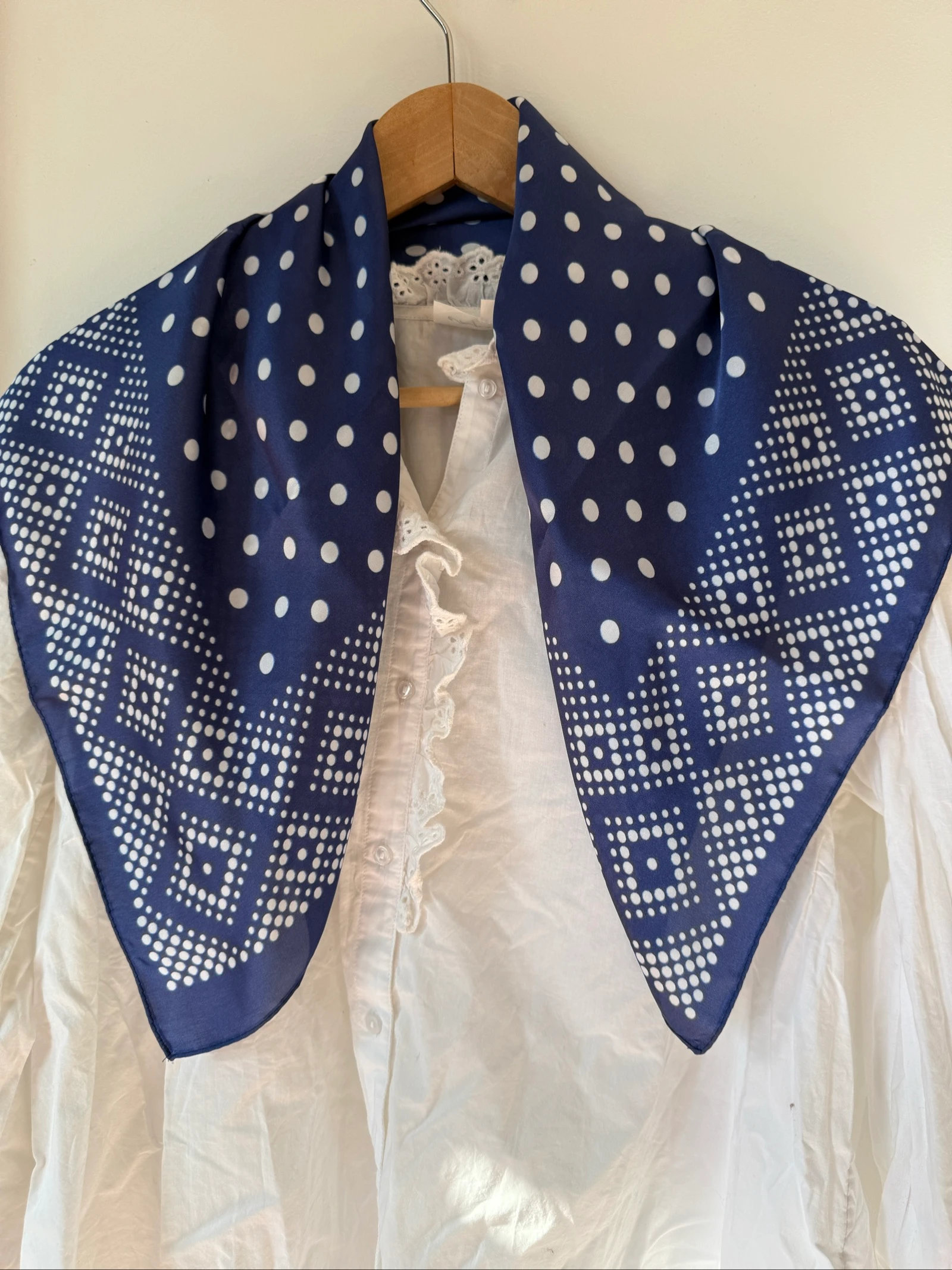 Pañuelo con lunares elegante e intemporal azul real – photo 2